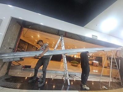 Serviços de serralheria de qualidade abrangem uma variedade de trabalhos com metais, desde a fabricação de peças sob medida até a instalação e manutenção de estruturas metálicas. Se você busca por serviços de serralheria, é importante considerar alguns pontos para garantir um resultado satisfatório: